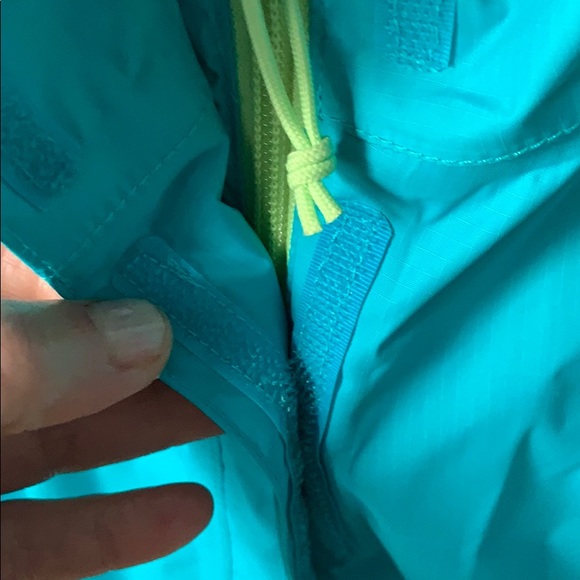 Cute North Face Turquoise & lime green rain jacket - Picture 4 of 4
